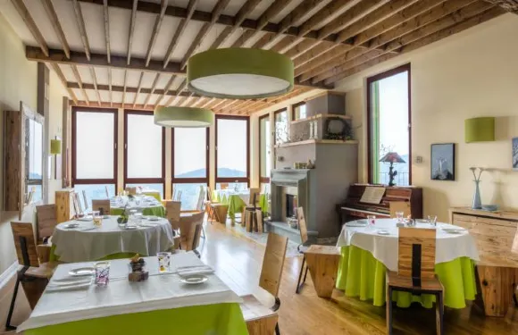 普利西納拉特羅農場假日酒店