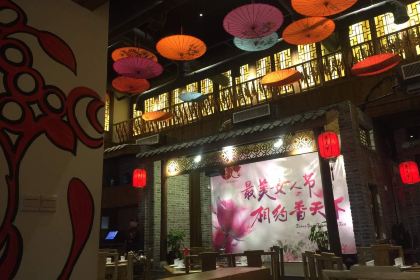 Jingjiangxiangtianxia Hot Pot (yingbinxilu)