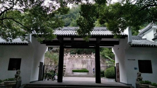 龙山公园里的山虽然不高，但是树荫林立，空气质量很好，山上有祠