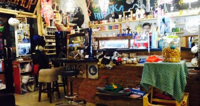 Rubeka, Rumah Pamer dan Kopi