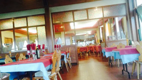 Ristorante Pizzeria La Lucciola. Ostello Trentapassi