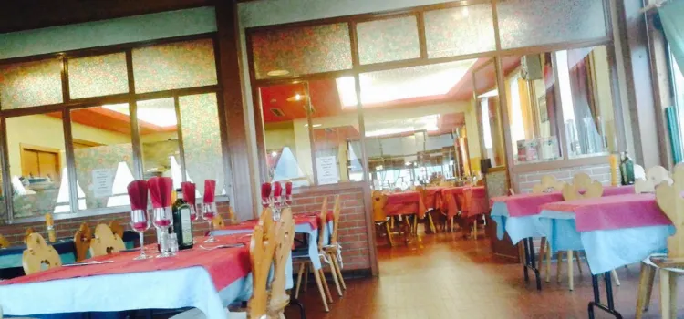 Ristorante Pizzeria La Lucciola. Ostello Trentapassi