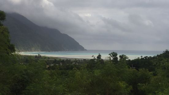 由于台湾处于西太平洋的海沟断层带，所以海浪和海风都超出想象，