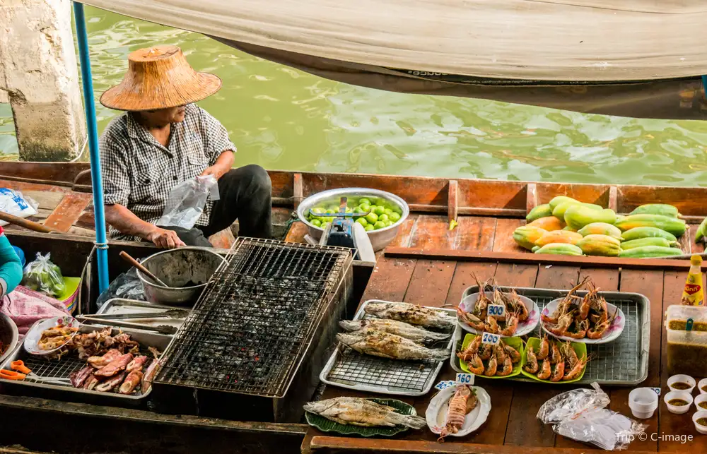 Damnoen Saduak Floating Market