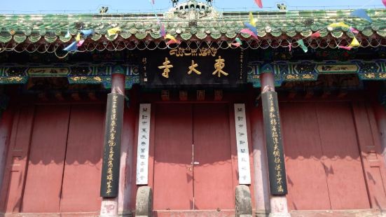 开封东大寺以其门前的小吃一条街闻名，东大寺的大门也被小贩占领