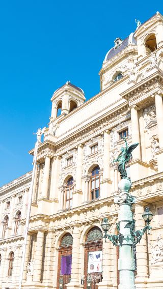 ウィーン自然史博物館+ウィーン軍事史博物館+王宮家具博物館ワンデーツアー