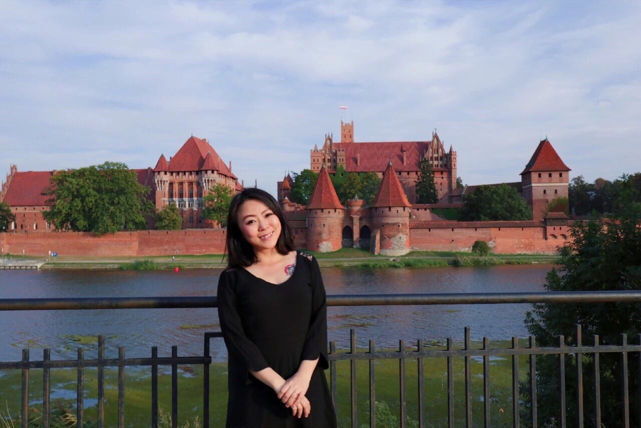 Located in the middle of Warsaw and Gdansk, Marlborough, built in the 12th century, is a castle that bears witness to Polands honor and disgrace. It is a member of the United Nations-rated World Cultural Heritage List and is the largest brick building and Goth in Europe. The castle is still the only castle ruins built by the Teutonic Knights. 

Marburg German means "the castle of the Virgin Mary", but in fact its name is "Tedonic Aldo Castle", but for the convenience of memory, we still call her "Marlborough Castle" Put it. This typical Prussian red brick castle stands on the banks of the river from the Middle Ages. From the other side of the river, Huahua can see this vermilion full-brick building. It is very huge. Compared with the exquisite and magnificent "castle" in our minds, there is a strong and quaint masculinity here. 

 From the outer castle to the middle castle, it will pass through a moat, and the suspension bridge on the river is still free to rise and fall. The castle has a huge highlight in 

, which is its monastery dining room. This is the largest medieval restaurant in Europe, with the functions of a conference hall and a ballroom. The entire dining room used only three thin columns to support the three-dimension vault, which is enough to show the cutting-edge technology of 14th-century European architecture. In the dining room, there is a well-preserved 14th-century Madonna mural, where hundreds of monks can be seen dining together. 

 The Church of the Virgin Mary, which has just reopened, reveals the classic 14th-century style. Many solemn and exquisite statues stand on the walls of the church and the altar is holy.