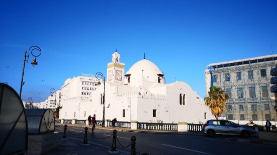 阿尔及尔大清真寺，现在有两个，一个是阿尔及尔港附近解放广场边