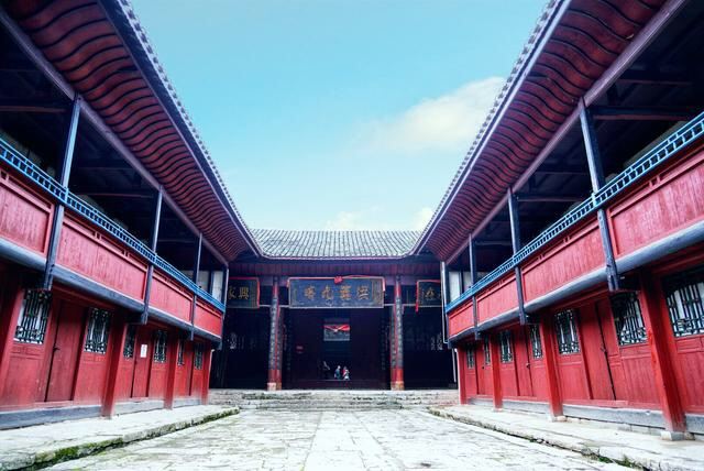 There are many ancient villages hidden in Xiangxi. One of them is Jingping Ancient Village hidden in the depths of Xiaoxiang. The village is simple and quiet. The small courtyards in the village are basically in the Ming and Qing Dynasties. When you enter the village, you can see To a Panjia Temple, the colors are beautiful and the sculpture is perfect.