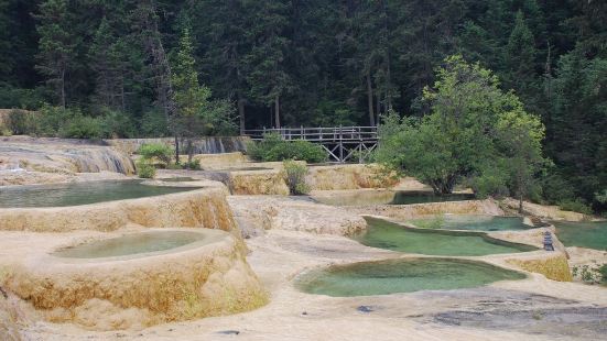黄龙风景名胜区内的盆景池是景区主沟中下段的一群小水池，池边也