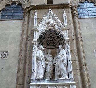 非常有趣，外面有美丽的祭坛以及由佛罗伦斯主人们建造的雕像（一