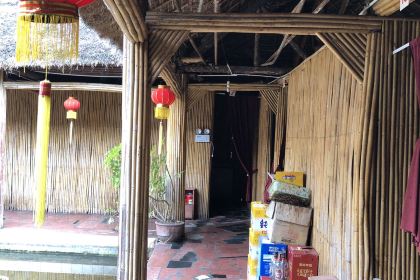 进山草堂茅草屋