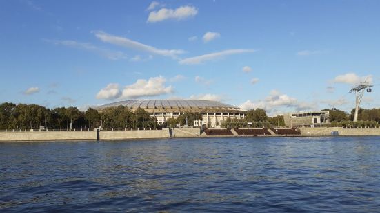 莫斯科卢日尼基体育场是俄罗斯最大的体育场，全称为卢日尼基奥林
