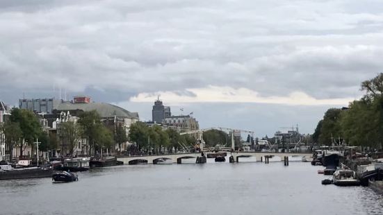 挺漂亮的一座橋的，在阿姆斯特丹眾多運河中，橋樑可以說是非常的