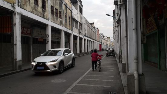 江北老街位于梅江北岸，是连片的老式骑楼建筑，现多为服装和日用