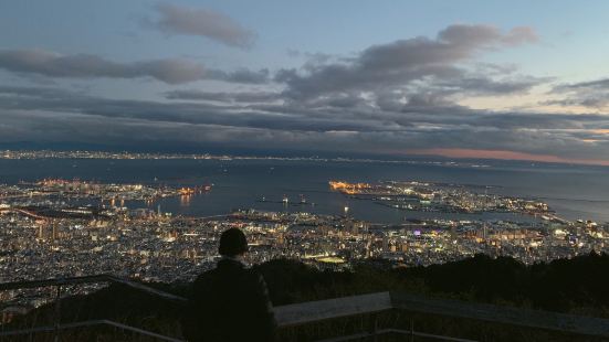 六甲山的夜景在整个日本都是十分有名的 而山上虽然寒风习习 但