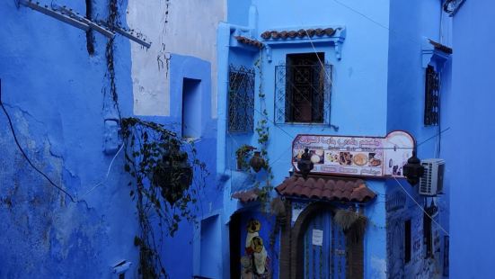 依山而建的蓝城，各种不同的蓝，房前屋后种植不同的植物更增添不