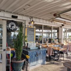 Blue Canoe Waterfront Restaurant 여행 사진