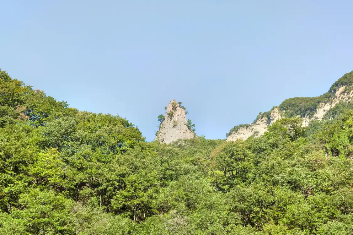 Hotels near Jueshan Mountain