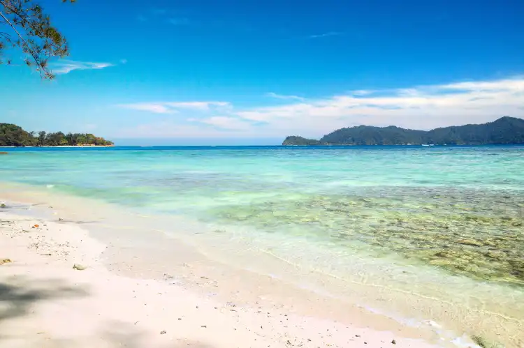 Hotels near Gaya Island