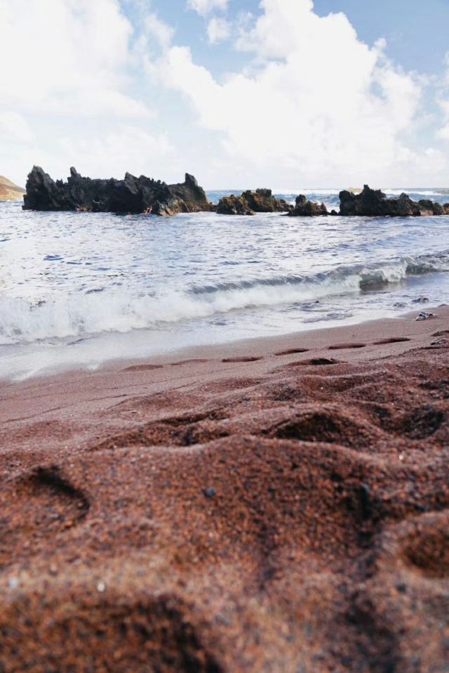Kaihalulu (Red Sand) Beach