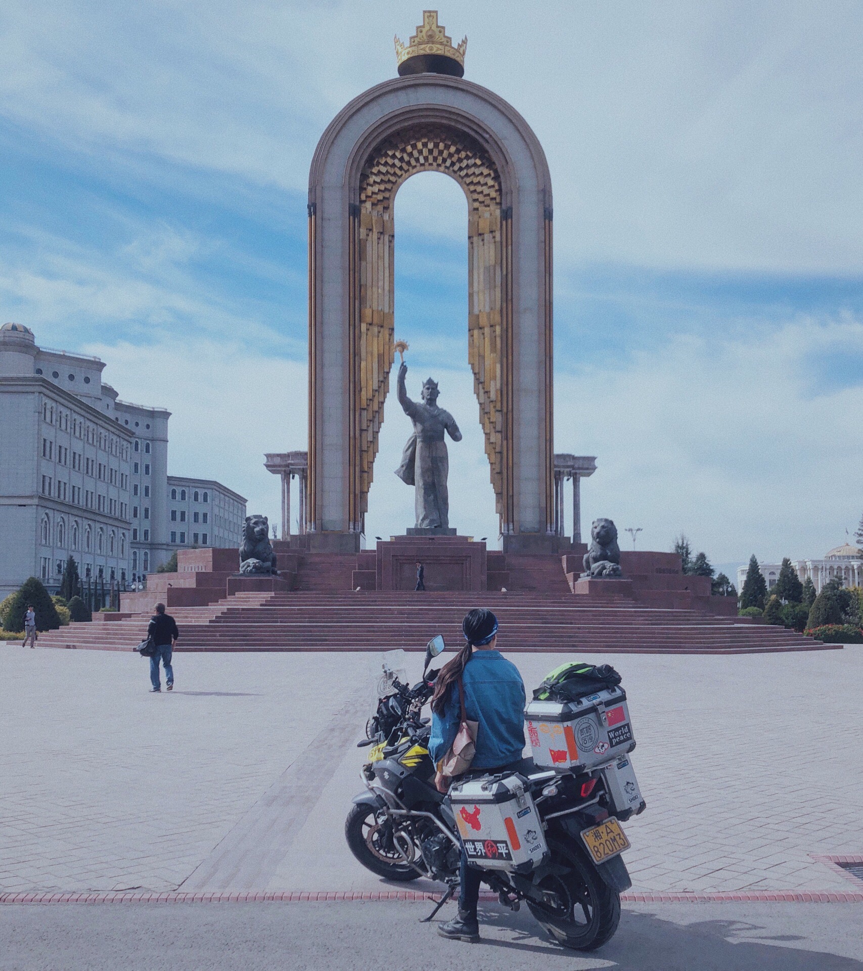 And two friends riding a motorcycle around the Eurasian continent for a whole lap 
 · ast stop, to ride back from Tajikistan to China Xinjiang 
 return from Karasu port 
 arrived in Dushanbe when friends said / Hh/ This is the last big city. 
 Further, only the Daxueshan Road and the wind meal are sleeping 
What to eat, hurry to find food here 
I explain the day to go to the autumn tour, so take They two 
 went to the surrounding mountains, and met an unknown autumn color 
 these two in the more than three months of motor travel 
 has been taking care of my boys 
 When I arrived in Dushanbe, my heart suddenly felt very sad 
 I am afraid that there will be no such good memories in the future 
 no one with me at dusk, ask me porridge can be warm 
 no wake up every morning Two life dragons say a word 
departure
Although all the way, three people have seen too many beautiful scenery 
 can be the most memorable of this trip 
 never come to those amazing scenery 
 Valuable, is the person who travels together 
 they are two 

 · I hope to have a chance later, goodbye