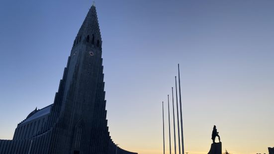 教堂頂樓可以看到整個冰島的全景，整個很美！有時候有音樂表演，