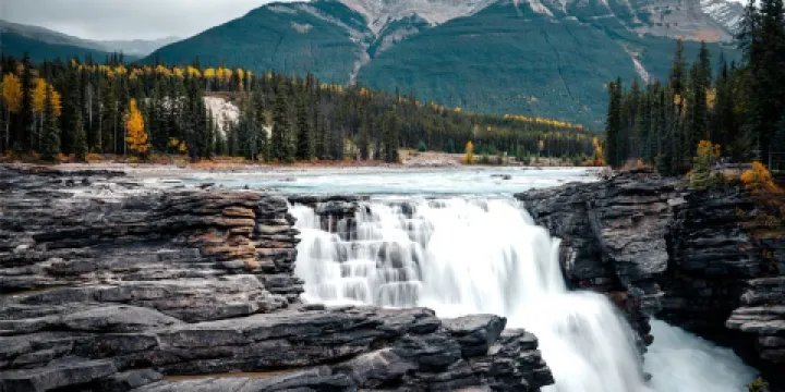 阿薩巴斯卡瀑布