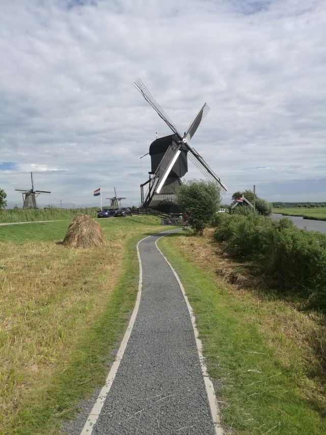 小孩堤防風車村