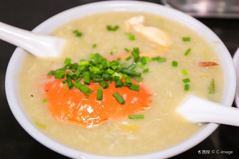 Каша в глиняном горшке с крабом и креветками