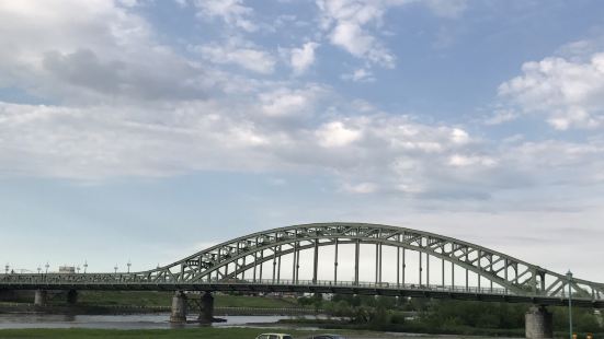 旭桥是旭川的地标性建筑，是一座具有约百年历史的全钢结构公路桥