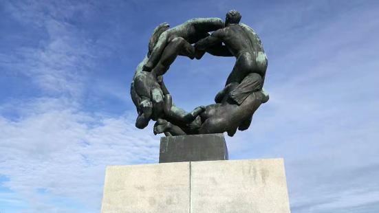 挪威著名雕塑家維格朗以人從生到死的雕塑為主體,通過生命之橋、