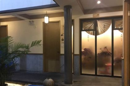 枇杷树下