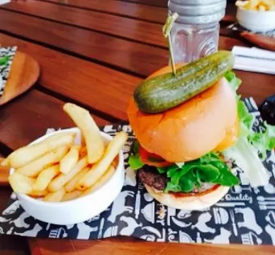 Arnie’s Cafe and Bar