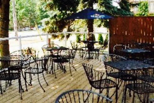 Pluckers Wing & Crab Shack