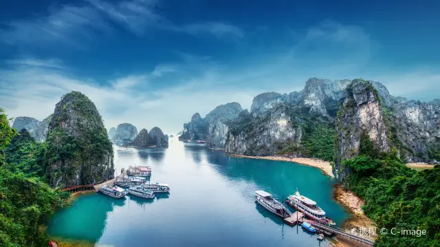 Sightseeing Boats in Ha Long