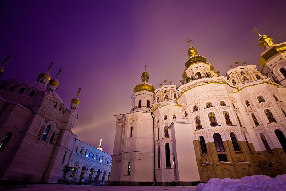 In 988, the Grand Duke of Vladimir, who pioneered the Golden Age of the Kyiv Roths, introduced the Orthodox Church to Kievan Rus, asking the people to be baptized in the Dnieper River, and the East Slavs gradually separated from the backward ignorance. 

 He dropped the "seed", then rooted, grew, blossomed, and the result, the largest type of "fruit" is undoubtedly Kiev's most famous world cultural heritage - the Pecher Cave Monastery. 

12th century, the cave church was once the center of Eastern Europe's religion and culture. There is an iconic studio and a writing room, which translates the scripture into church Slavic language and translates foreign literature. In the underground caves of the monastery, celebrities and famous monks of various eras were buried and naturally dried up into mummies. 

Resplendent interiors, exquisite murals, Europe's tallest clock tower, well-preserved priest mummies, museums with different themes... here, if you don't have a full day of sightseeing, you will definitely You are entangled in madness.