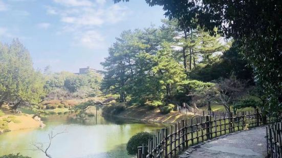 高松公园是一座风景，优美的日式枯木山水式的花园，这里有着平静