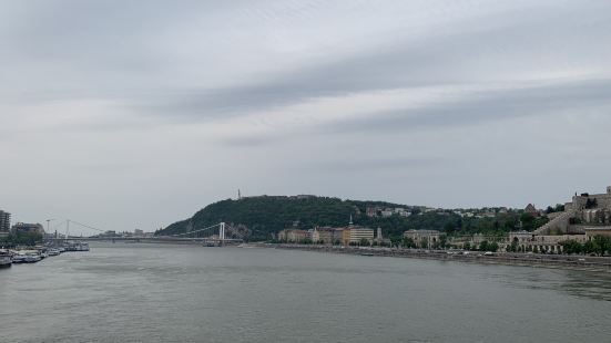 布达佩斯多瑙河的西岸有着绵延的山一直从链子桥一带延伸到下游的