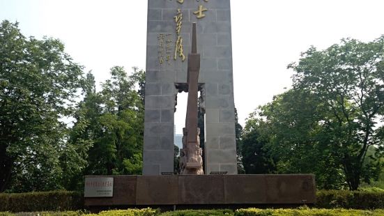郑州北伐阵亡将士纪念碑位于郑州碧沙岗公园，从公司北门进入，第