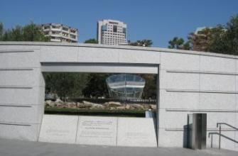 原子彈追悼者死難紀念協會，一樁白色的巨大的建築，這裡有很多的