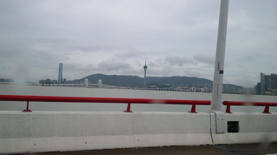 澳门友谊大桥连接着澳门半岛和凼仔岛的大桥，也是很重要的市政建