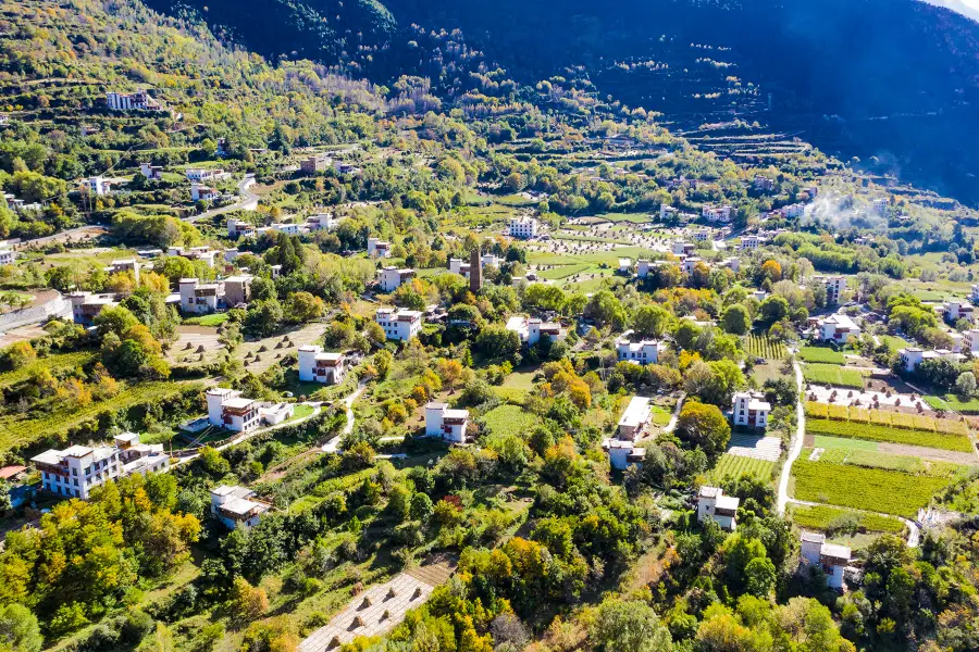 Zhonglu Tibetan Village