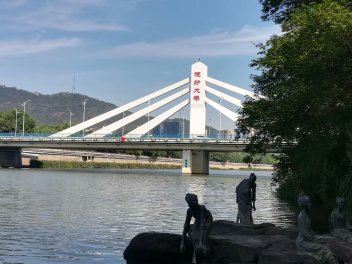 西施桥亦称诸暨市浣纱桥，位于浙江省诸暨市浦阳江。1983年1