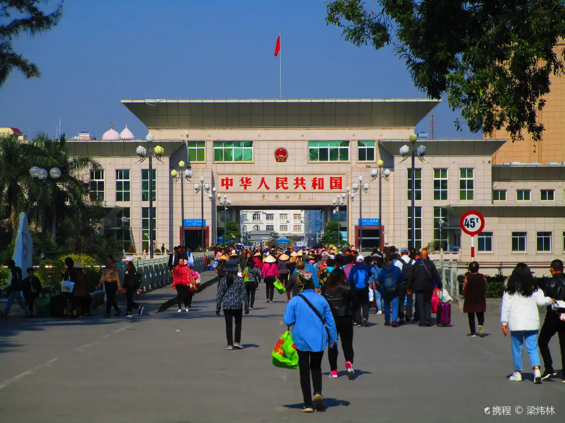 Hotels near Dong Xing Port