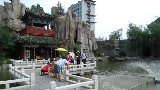 潜龙宫是大相国寺里著名的旅游胜地。在河南省开封市大相国寺景区