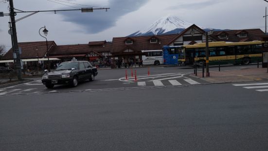 富士山温泉，是个开发的泡温泉的场所，富士急乐园酒店的温泉其实