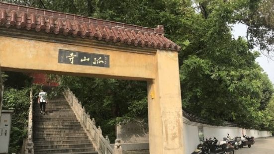 孤山寺在历史上曾经是一座名刹，虽说孤山实际上就是个小山丘，丘