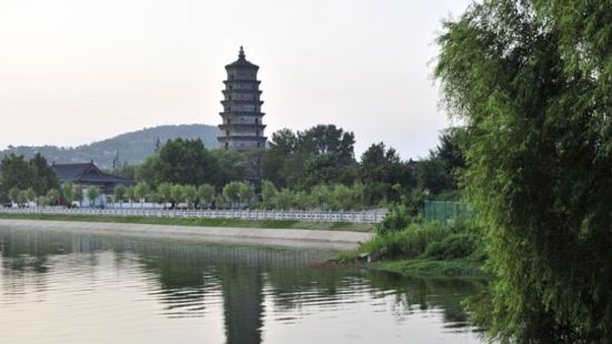 阿育王塔位于花果山进山处的不远的大村水库旁，自古是云台山的一