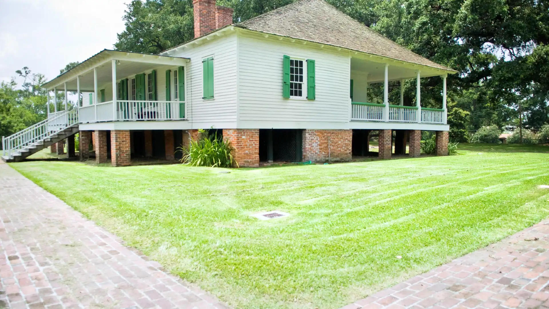 Hotels near Magnolia Mound Plantation